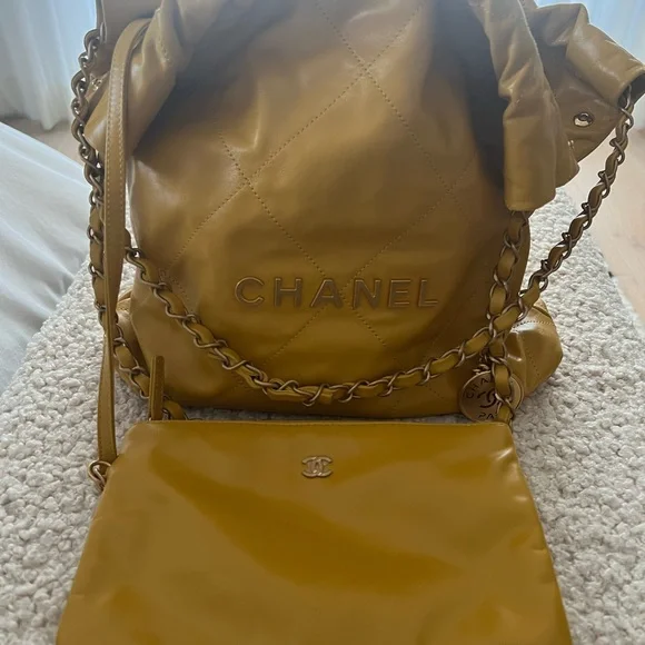 Chanel ‘22 Hobo - Yellow (size small) - Picture 4 of 7